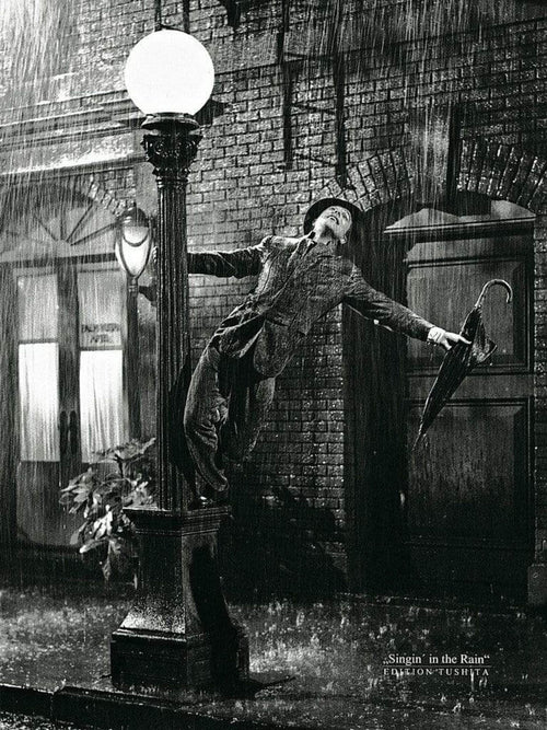 Liby Gene Kelly singing in the Rain Kunstdruk 50x70cm | Yourdecoration.nl