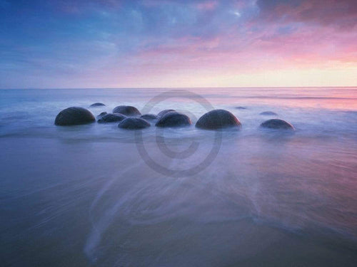Popp Hackner Moeraki Boulders Kunstdruk 80x60cm | Yourdecoration.nl