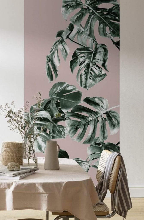 Komar Monstera Rose Groen Vlies Fotobehang 100x250cm 1 baan Sfeer | Yourdecoration.nl