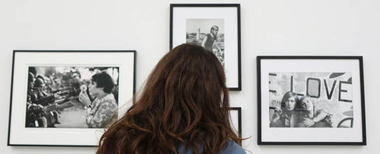 Fotolijsten combineren aan de muur: zo doe je dat