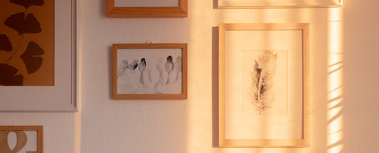 Een natuurlijke sfeer creëer je met houten fotolijsten