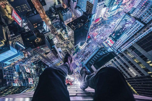 Pyramid On the Edge of Times Square Poster 91,5x61cm | Yourdecoration.nl