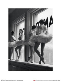 Kunstdruk Time Life Ballerinas In Window 30x40cm Pyramid PPR44030 | Yourdecoration.nl