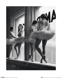 Kunstdruk Time Life Ballerinas In Window 40x50cm Pyramid PPR43062 | Yourdecoration.nl