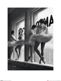 Kunstdruk Time Life Ballerinas In Window 60x80cm Pyramid PPR40190 | Yourdecoration.nl