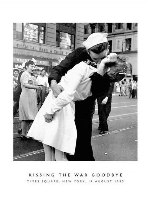 Photography Coll.  Kissing the War Goodbye Kunstdruk 60x80cm | Yourdecoration.nl