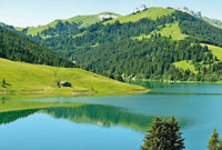 Wizard+Genius Swiss Mountain Lake Launensee Gstaad Vlies Fotobehang 384x260cm 8 banen | Yourdecoration.nl