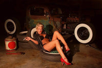 Dimex Girl in Garage Fotobehang 375x250cm 5 banen | Yourdecoration.nl