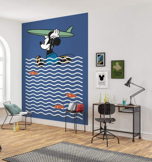 Komar Mickey gone Surfing Vlies Fotobehang 200x280cm 4 banen Sfeer | Yourdecoration.nl